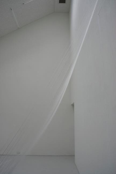 Kotted Thread - White - Frome arc from 330cm high - every 1cm -(高さ330cmから弧 -1cmの間隔で-) 2010 silk thread