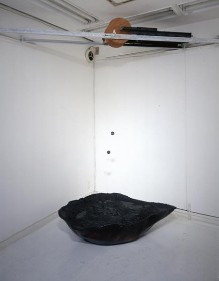 肉つきの月ー落下するものを受け止める器　1999　水、シリコン樹脂、銅材、ベニア、塗料　h245×w130×d85cm