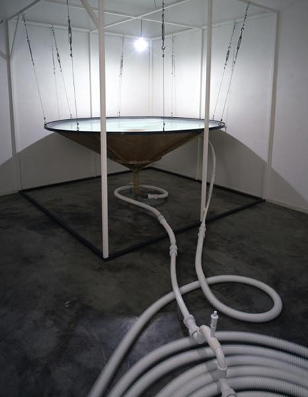 ポ・ン・プ　日韓交流展(2001)　海水、水、ポンプ、ホース、FRP樹脂、光、塗料　300×600×300cm
