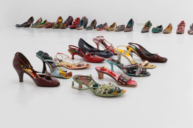 「女性靴とボタン」（2017） 展示風景